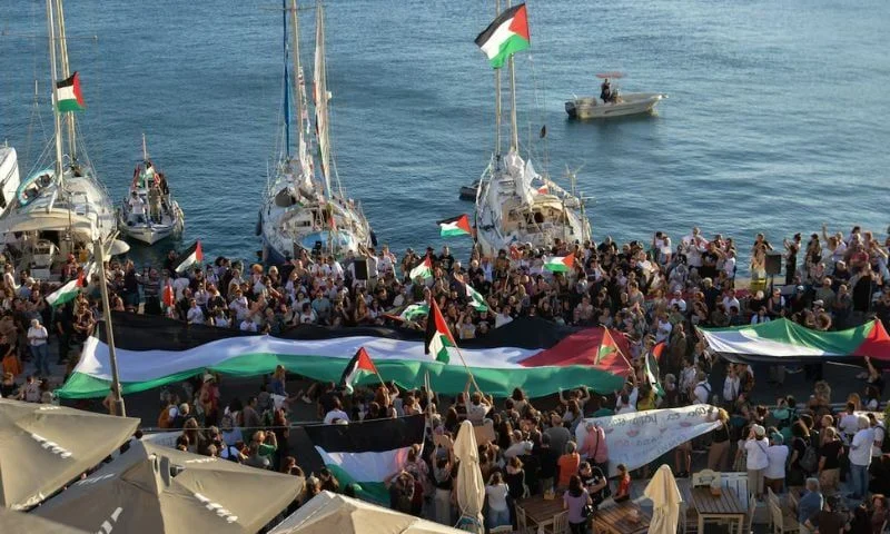 نشطاء أسطول الصمود العالمي يرفعون الأعلام الفلسطينية خلال مهمة إنسانية نحو غزة