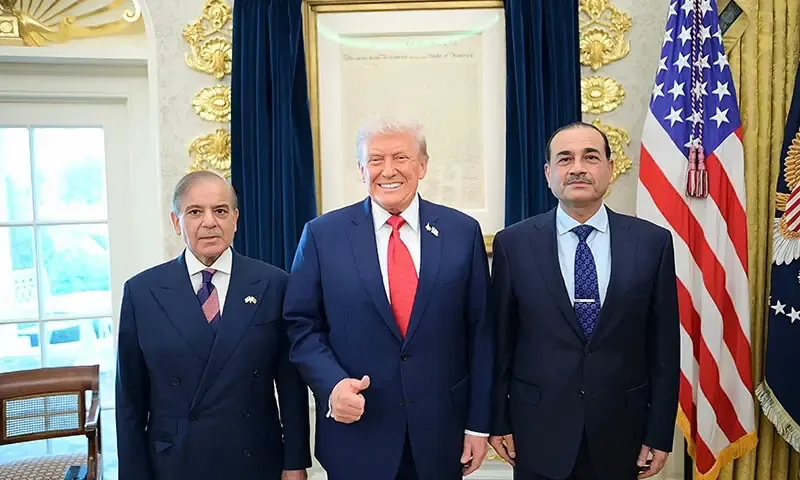 ترامب مع مسؤولين باكستانيين خلال لقاء في واشنطن حول التوترات الإقليمية