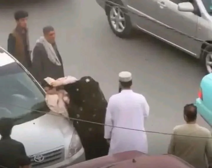 تحليل شامل لواقع حقوق النساء في أفغانستان في ظل القيود الجديدة على اللباس وتأثير السياسات الأمنية في كابل على الحريات الشخصية والكرامة الإنسانية