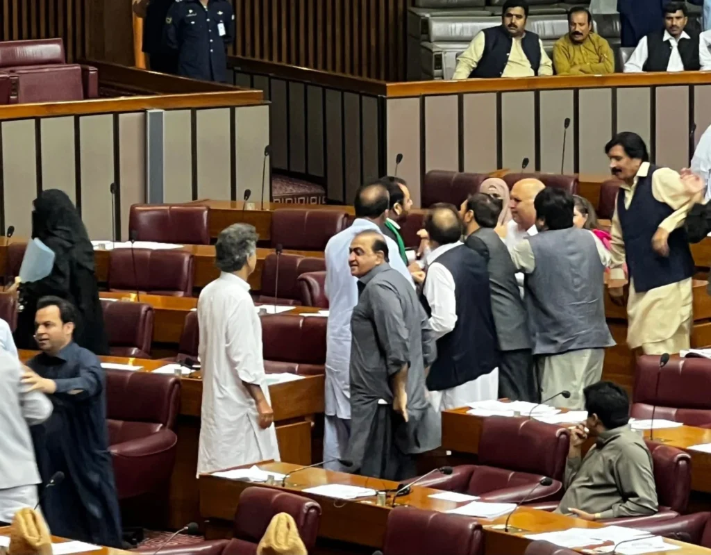 نواب داخل الجمعية الوطنية الباكستانية خلال مشادة أو نقاش حاد