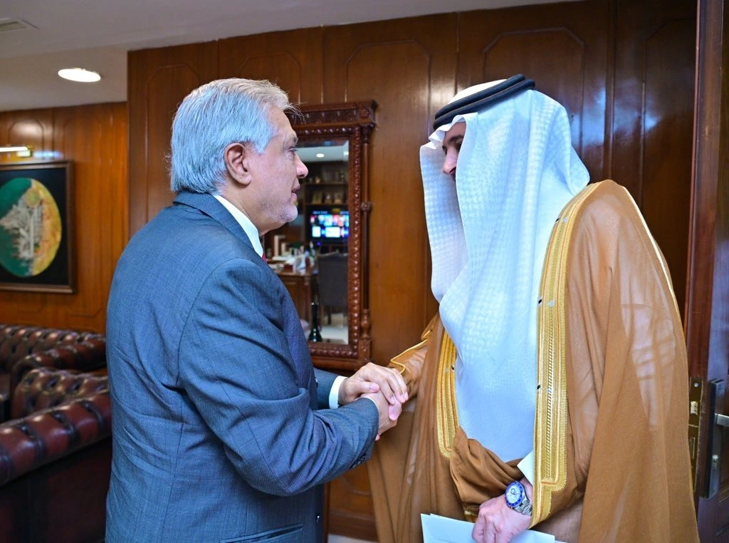 إسحاق دار خلال لقاء مع السفير السعودي لدى باكستان نواف المالكي