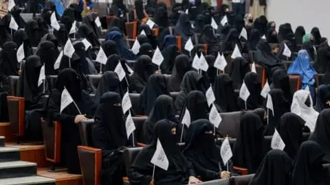 فرضت طالبان حلف مسلك حنفي في جامعات أفغانستان الخاصة مما يهدد الأقليات الدينية وسط مخاوف من أسلمة المناهج والغاء خط حدود باكستان أفغانستان بالتعليم