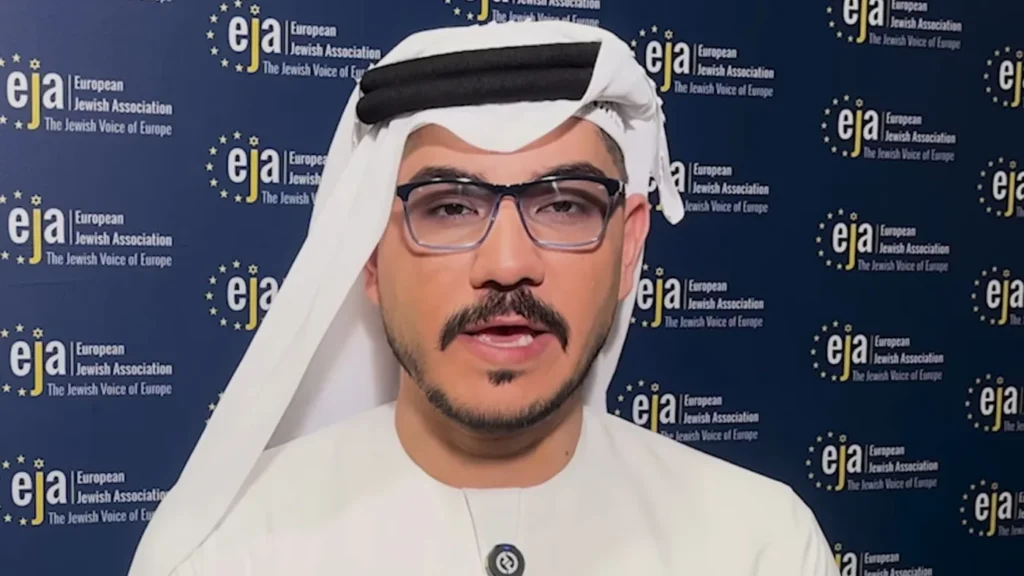 الإعلامي والناشط أمجد طه في صورة شخصية