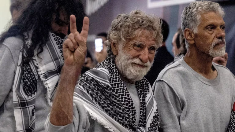 نشطاء من أسطول غزة بعد الإفراج عنهم عقب احتجازهم من قبل القوات الإسرائيلية