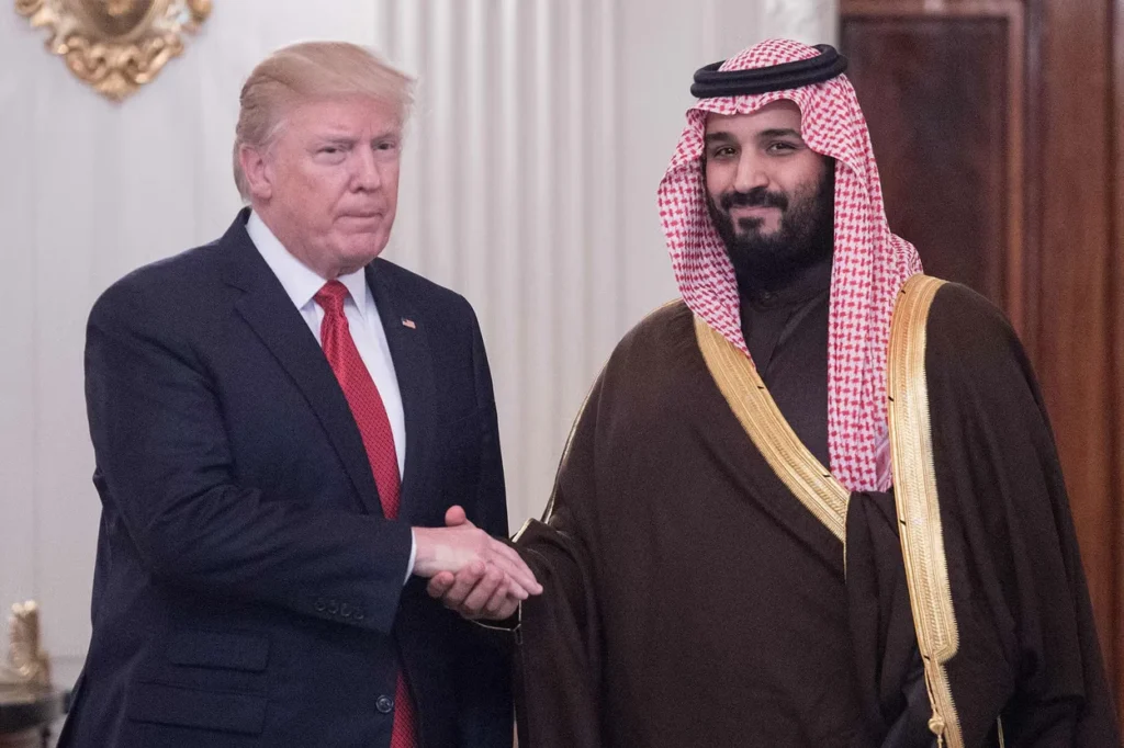 ترامب ومحمد بن سلمان خلال لقاء رسمي مرتبط بالعلاقات الأمريكية السعودية