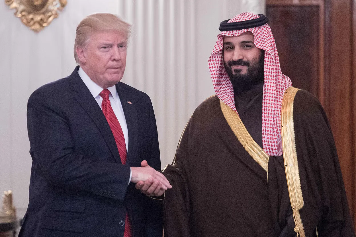 ترامب ومحمد بن سلمان خلال لقاء رسمي مرتبط بالعلاقات الأمريكية السعودية