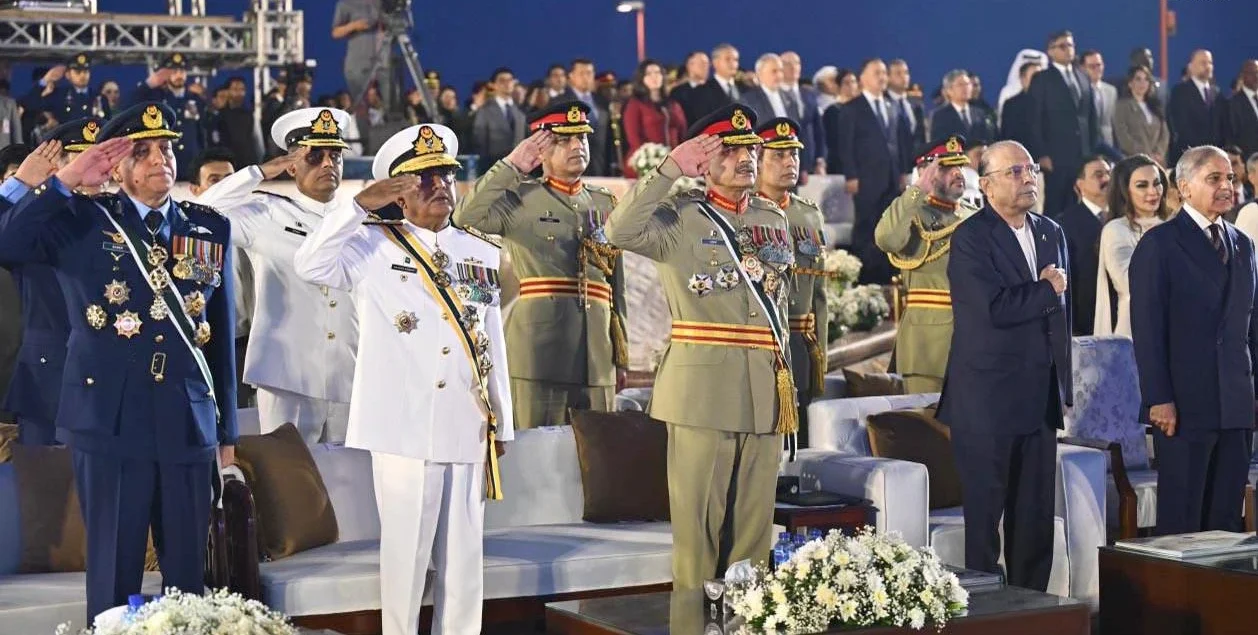 تفاصيل عرض الليزر بنيان مرصوص في نصب باكستان المونومنٹ بإسلام آباد الذي استعرض تاريخ الاستقلال والقوة العسكرية والنووية للدولة وسط حضور جماهيري