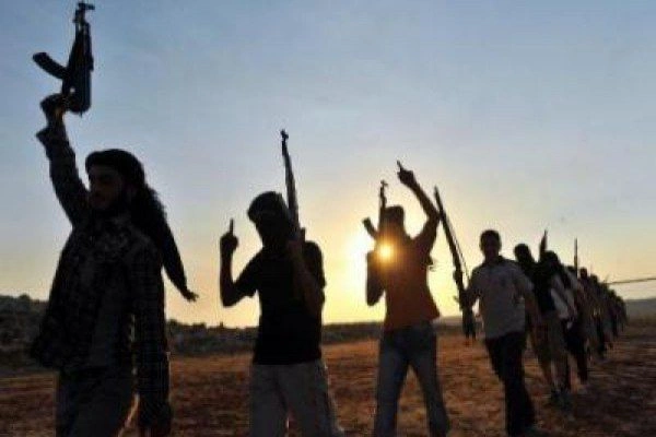 كشفت الحروب التاريخية والروايات الأيديولوجية عن واقع مرير حيث دفعت عقائد معينة المجتمعات نحو مسار فقدت فيه العائلات العادية أطفالها في النزاعات ومن ناحية أخرى أمنت النخب صانعة القرار التعليم والقوة السياسية والامتيازات لأبنائها ولذلك فإن هذا التباين لم يحطم العائلات فحسب بل دفع جيلاً كاملاً نحو عدم الاستقرار والحرمان طويل الأمد