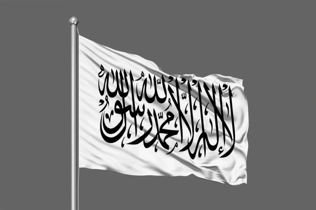 علم طالبان أبيض مكتوب عليه الشهادة في أفغانستان