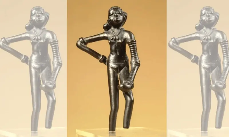 تمثال الفتاة الراقصة Dancing Girl من حضارة وادي السند Indus Valley Civilization