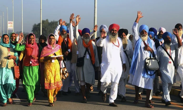 حجاج السيخ في باكستان Sikh Pilgrims Pakistan داخل معبد ديني