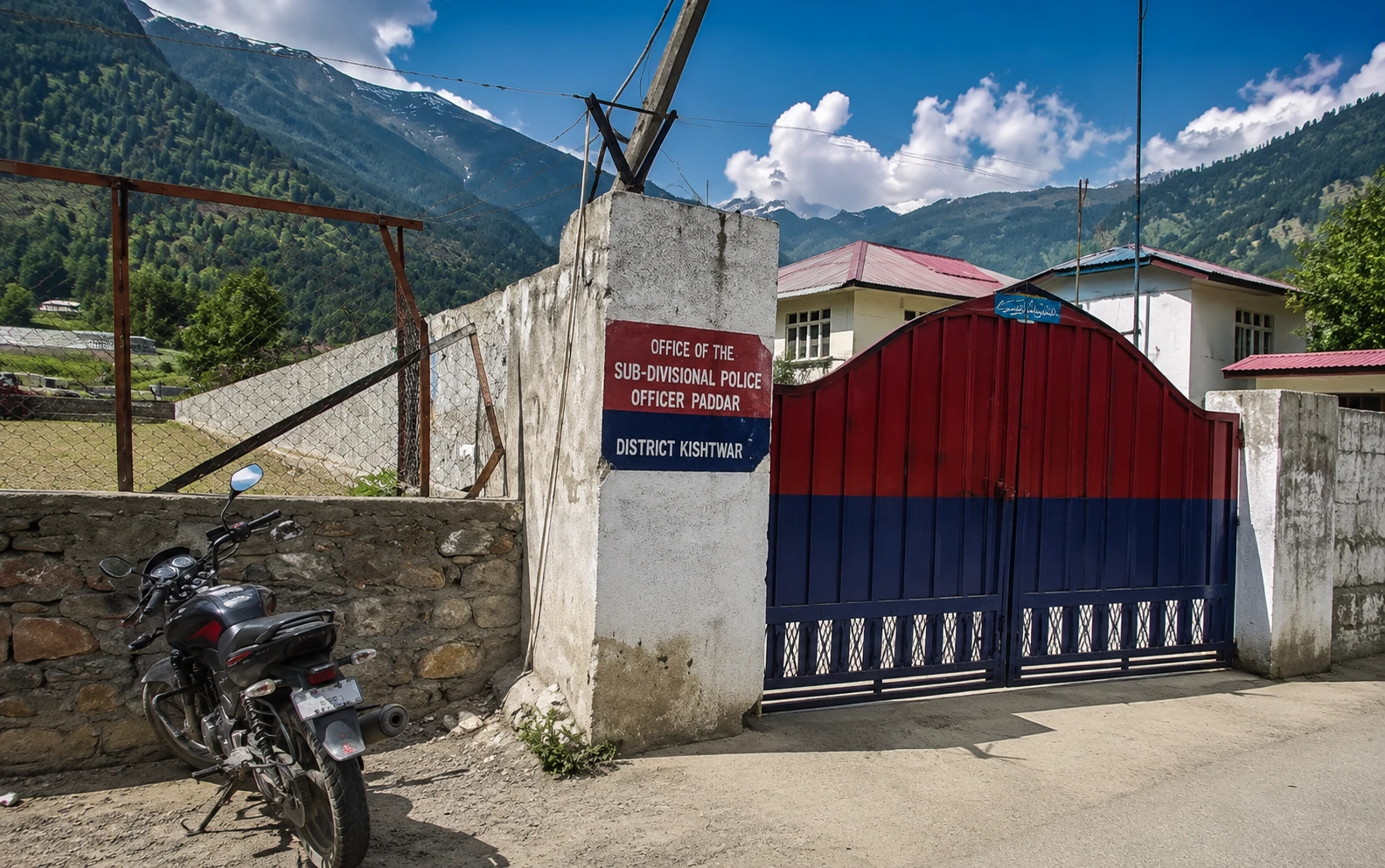 مدخل مكتب ضابط الشرطة الإقليمي الفرعي في بادر بجامو وكشمير - SDPO Office in Paddar Jammu and Kashmir
