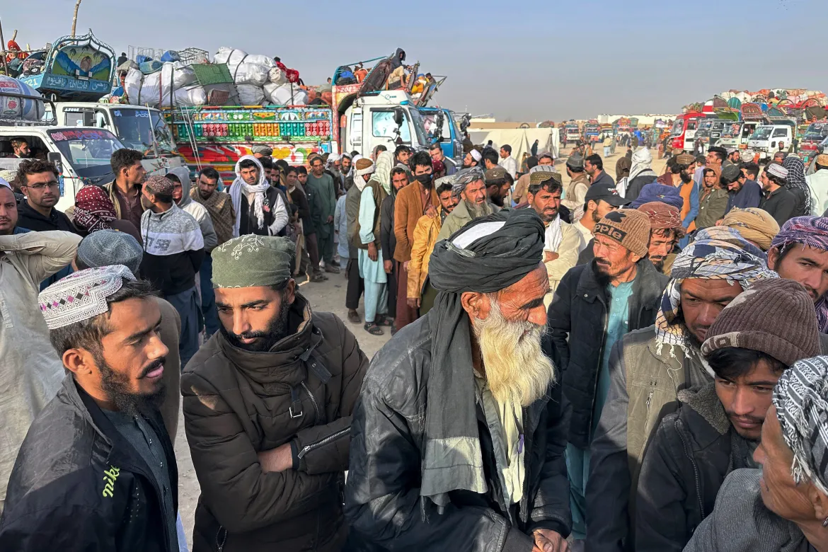 حملة باكستانية ضد المقيمين الأفغان غير الشرعيين - Pakistan crackdown on illegal Afghan nationals