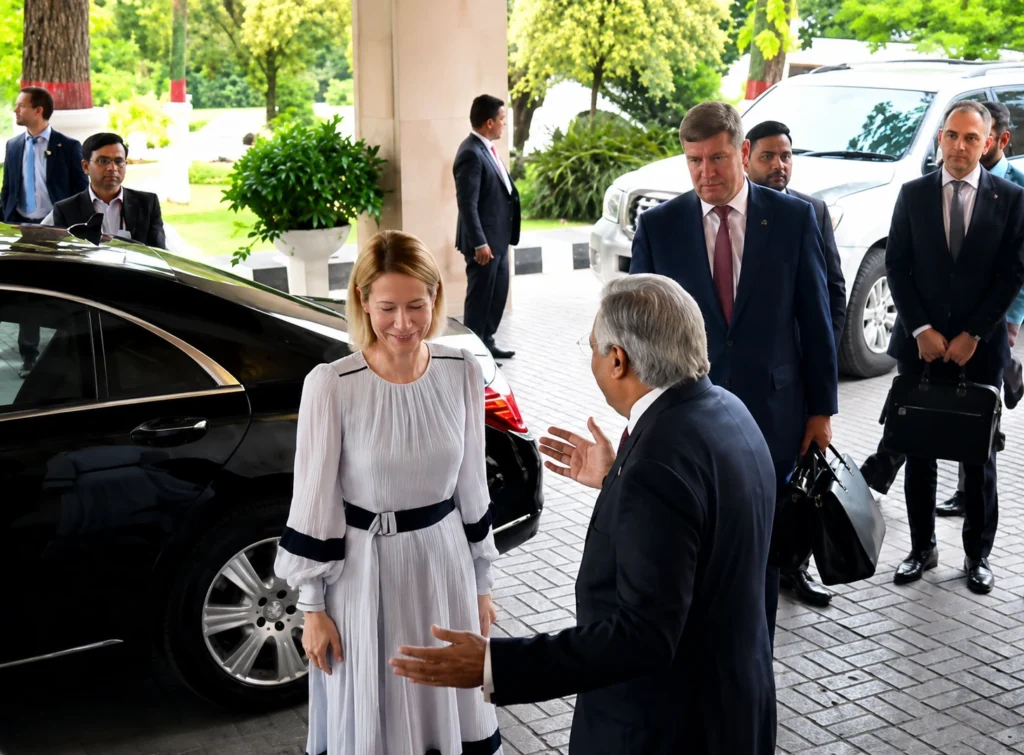 مسؤولة أوروبية تصل إلى إسلام آباد وسط استقبال رسمي من مسؤولين باكستانيين خلال زيارة دبلوماسية