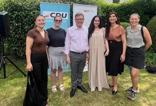 نشطاء وممثلون عن منظمات مدنية في ألمانيا خلال تسليم رسالة تطالب بوقف التعامل مع طالبان - German civil society activists call to end engagement with Taliban