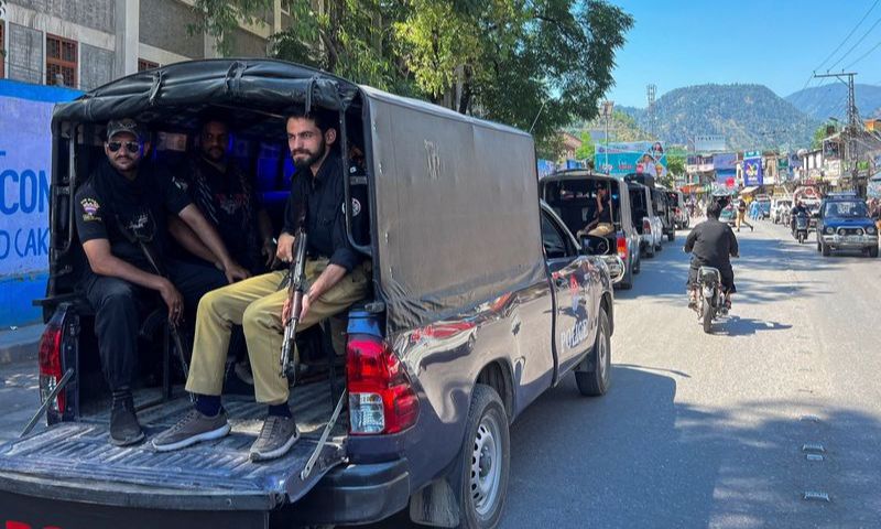 عناصر من قوات الأمن في آزاد جامو وكشمير خلال انتشار أمني في مدينة مظفر آباد - Azad Kashmir Security Forces in Muzaffarabad