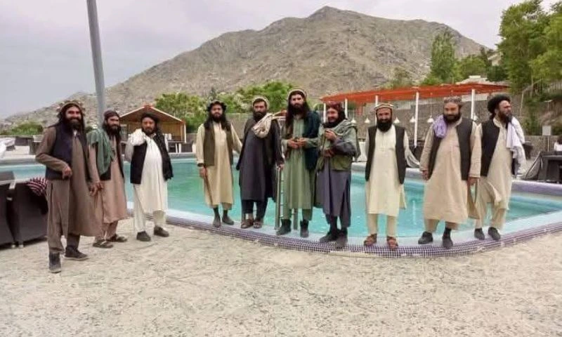 قيادات من جماعة حافظ گل بهادر داخل فندق في العاصمة الأفغانية كابل