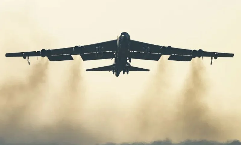 قاذفة أمريكية من طراز B-52 أثناء الإقلاع من قاعدة جوية عسكرية