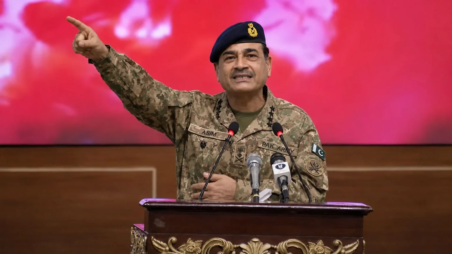 قائد عسكري يلقي كلمة خلال فعالية رسمية في باكستان - Pakistan Military Official Speech