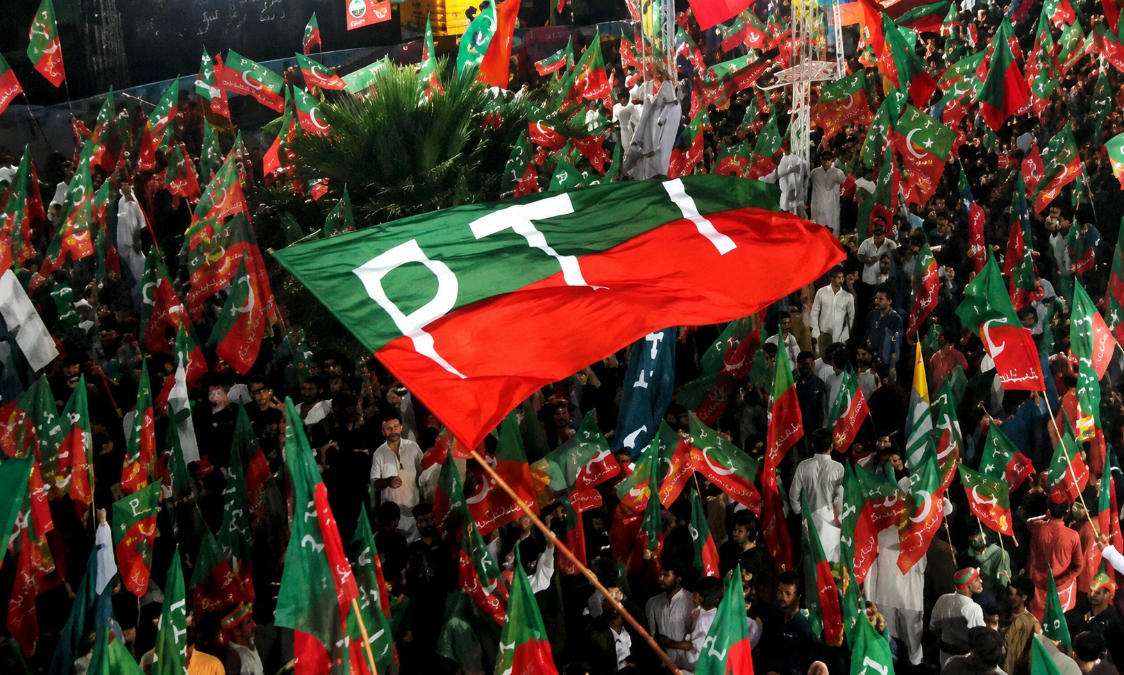 قيادات من حزب PTI وسط تصاعد الخلافات الداخلية في خيبر بختونخوا