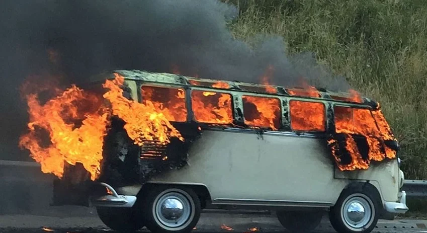 شهدت العاصمة الإيطالية روما حادثا مأساويا أسفر عن مقتل ثلاثة مواطنين أفغان إثر إشعال النار في مركبتهم مما فجر موجة غضب واسعة ودفع نحو فتح نقاشات دولية عاجلة وموسعة حول طبيعة الخلافات الراهنة بين المهاجرين والمجتمعات المحلية في القارة الأوروبية