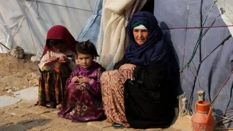 بحسب مكتب تنسيق الشؤون الإنسانية التابع للأمم المتحدة ، يعاني 74٪ من سكان أفغانستان من الجوع بسبب نقص فرص العمل، فيما تواجه البلاد أزمة حادة في مياه الشرب، ما يزيد من تفاقم الوضع الإنساني الخطير.