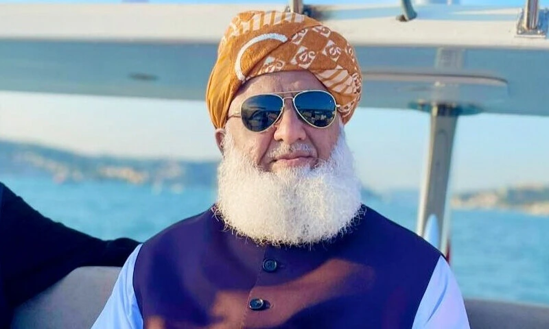 منشورات تنتقد مولانا فضل الرحمن
