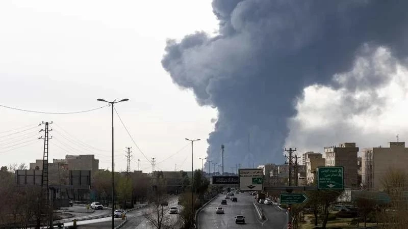 تصاعد الدخان بعد غارات في جنوب إيران - Smoke after strikes in southern Iran