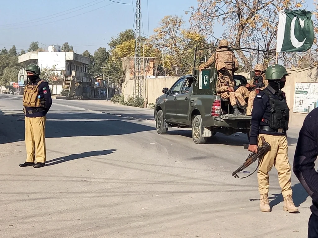 قوات الأمن الباكستانية خلال عملية في بانو - Pakistan security forces in Bannu
