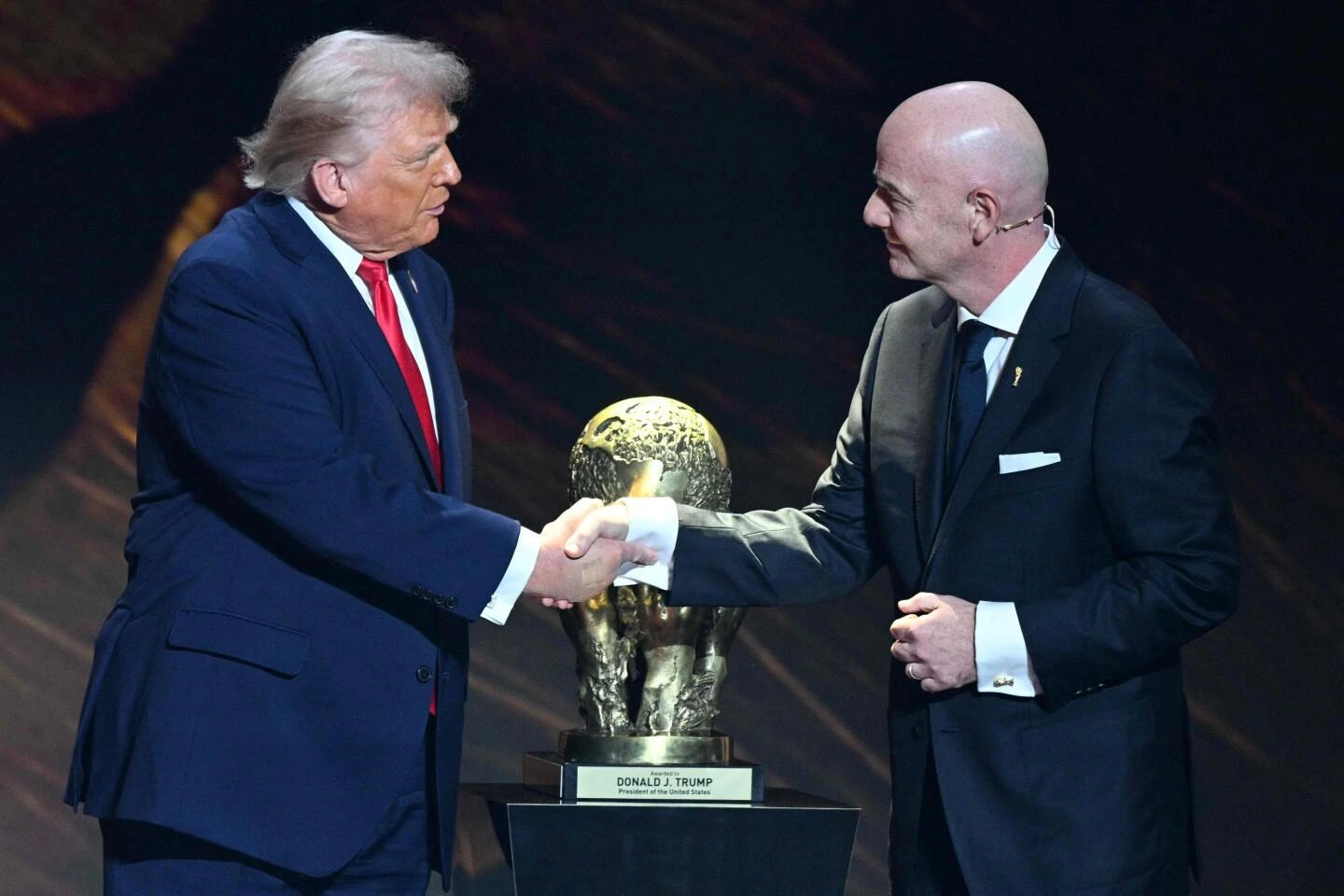 دونالد ترامب خلال مراسم تتويج كأس العالم - Donald Trump at FIFA World Cup trophy ceremony