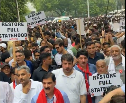 متظاهرون يطالبون بإعادة صفة الولاية إلى جامو وكشمير في نيودلهي - Protest for Jammu and Kashmir statehood in New Delhi