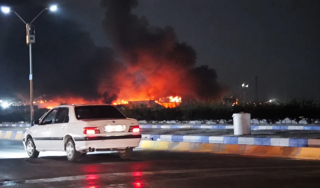 حريق وتصاعد الدخان عقب انفجار ليلي - Night fire and explosion scene