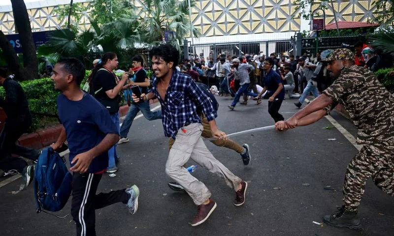 قوات الشرطة الهندية تفرق متظاهرين في نيودلهي - Indian police disperse protesters in New Delhi