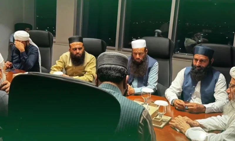 قيادات من مجلس المدارس المتحدة في باكستان خلال اجتماع لمناقشة قضايا المؤسسات الدينية.