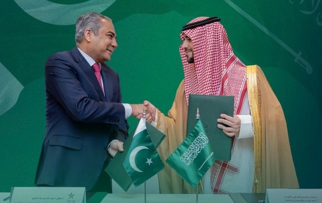 مسؤولان من باكستان والسعودية خلال توقيع اتفاقية تعاون لبناء ملعب كريكيت في جدة - Pakistan and Saudi Arabia sign cricket stadium agreement