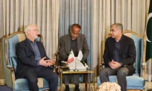 وزير الداخلية الباكستاني محسن نقوي يصافح نظيره الإيراني إسكندر مؤمني في إسلام آباد