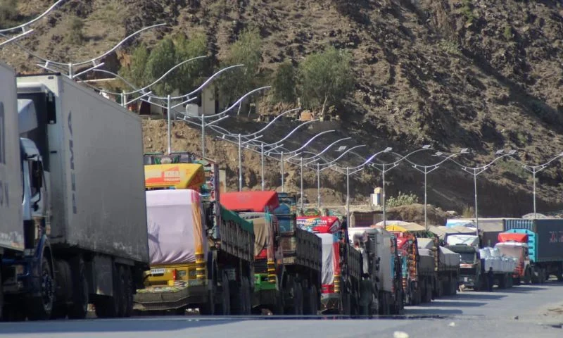 شاحنات نقل بضائع على أحد الممرات التجارية الباكستانية - Pakistan trade corridor cargo trucks
