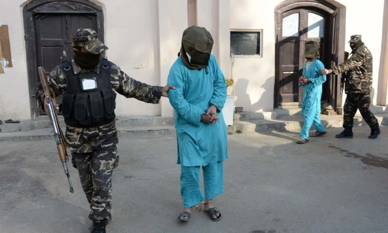 عناصر أمن يقتادون محتجزين في أفغانستان - Security personnel escort detainees in Afghanistan