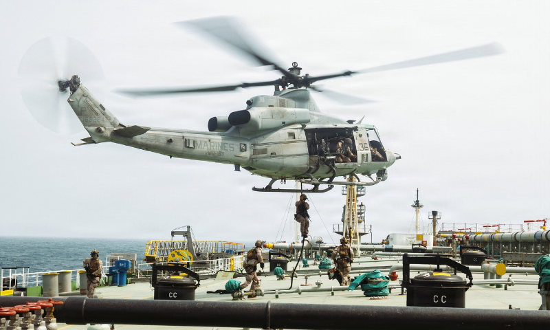 مروحية تابعة لمشاة البحرية الأمريكية تنفذ عملية إنزال على سفينة في الخليج - US Marine helicopter conducts deployment on a vessel in the Gulf