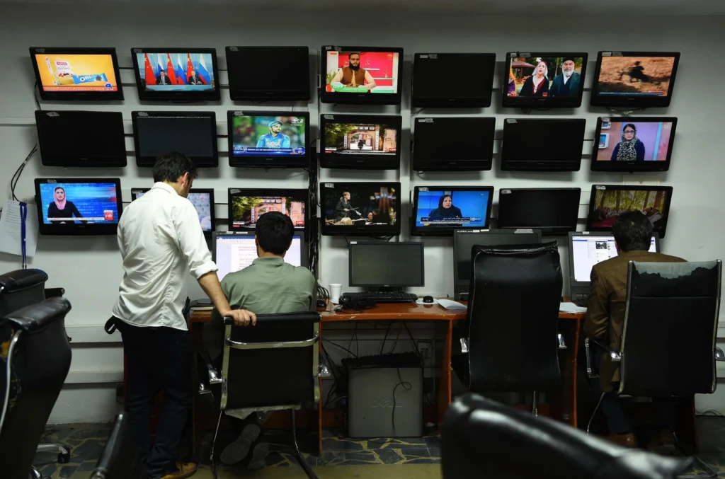 صحفيون يعملون داخل مؤسسة إعلامية في أفغانستان - Afghan journalists in newsroom