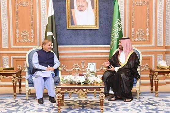 شهباز شريف وولي العهد السعودي خلال لقاء رسمي