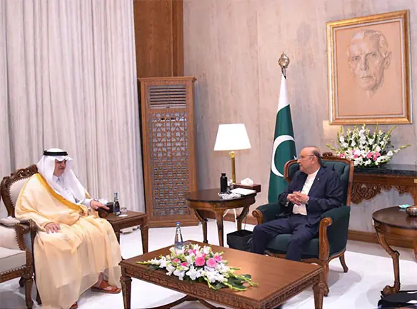 زرداري يشيد بدور السفير السعودي في تعزيز العلاقات مع باكستان