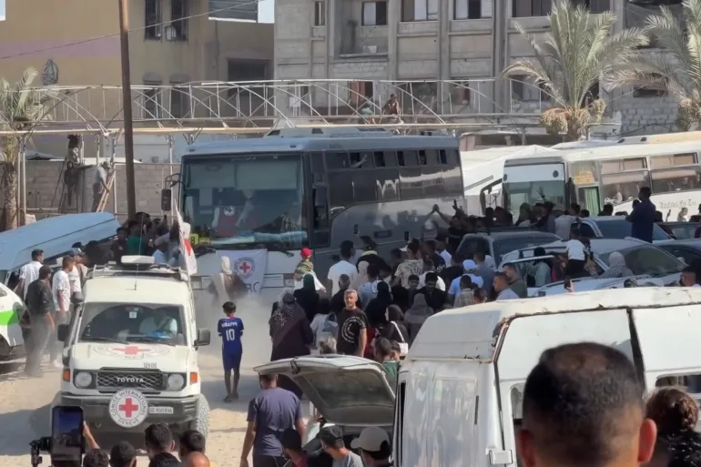 عناق حار بين طفلة وأبيها.. مشاهد مؤثرة لعودة فلسطينيين إلى غزة
