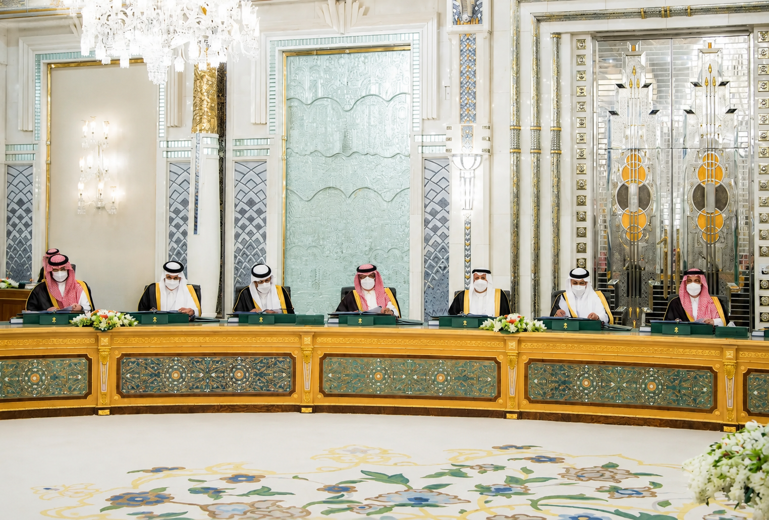 مجلس الوزراء السعودي يشيد بقمة مكة ويؤكد أمن مضيقي هرمز وباب المندب