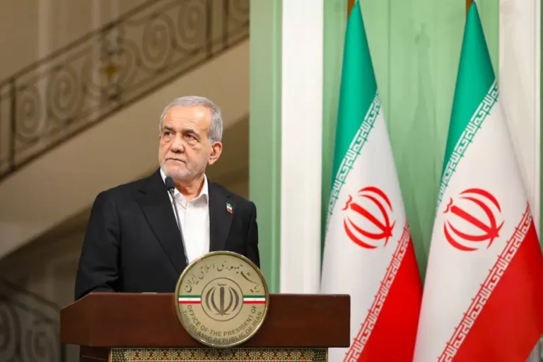 الرئيس الإيراني يؤكد عزم طهران على تعزيز العلاقات مع باكستان