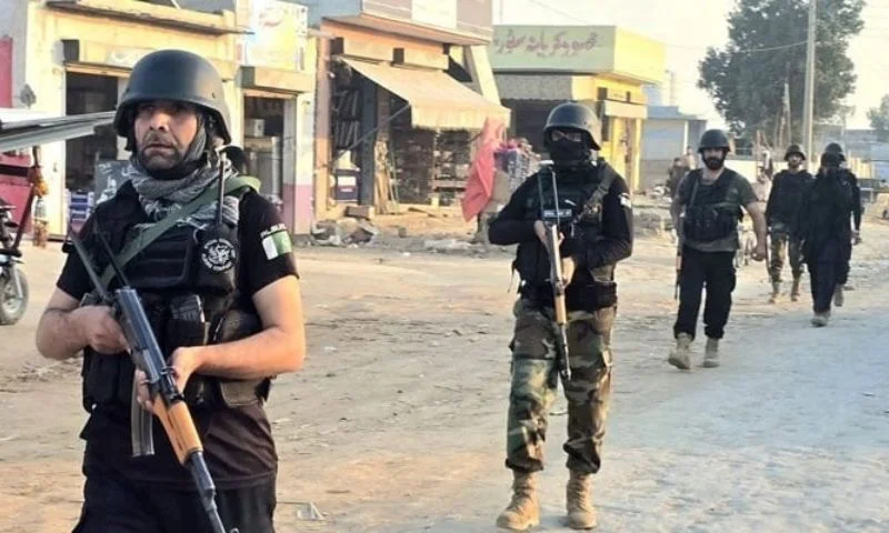 مقتل إرهابي واعتقال 10 مشتبهين في عملية أمنية في بانو