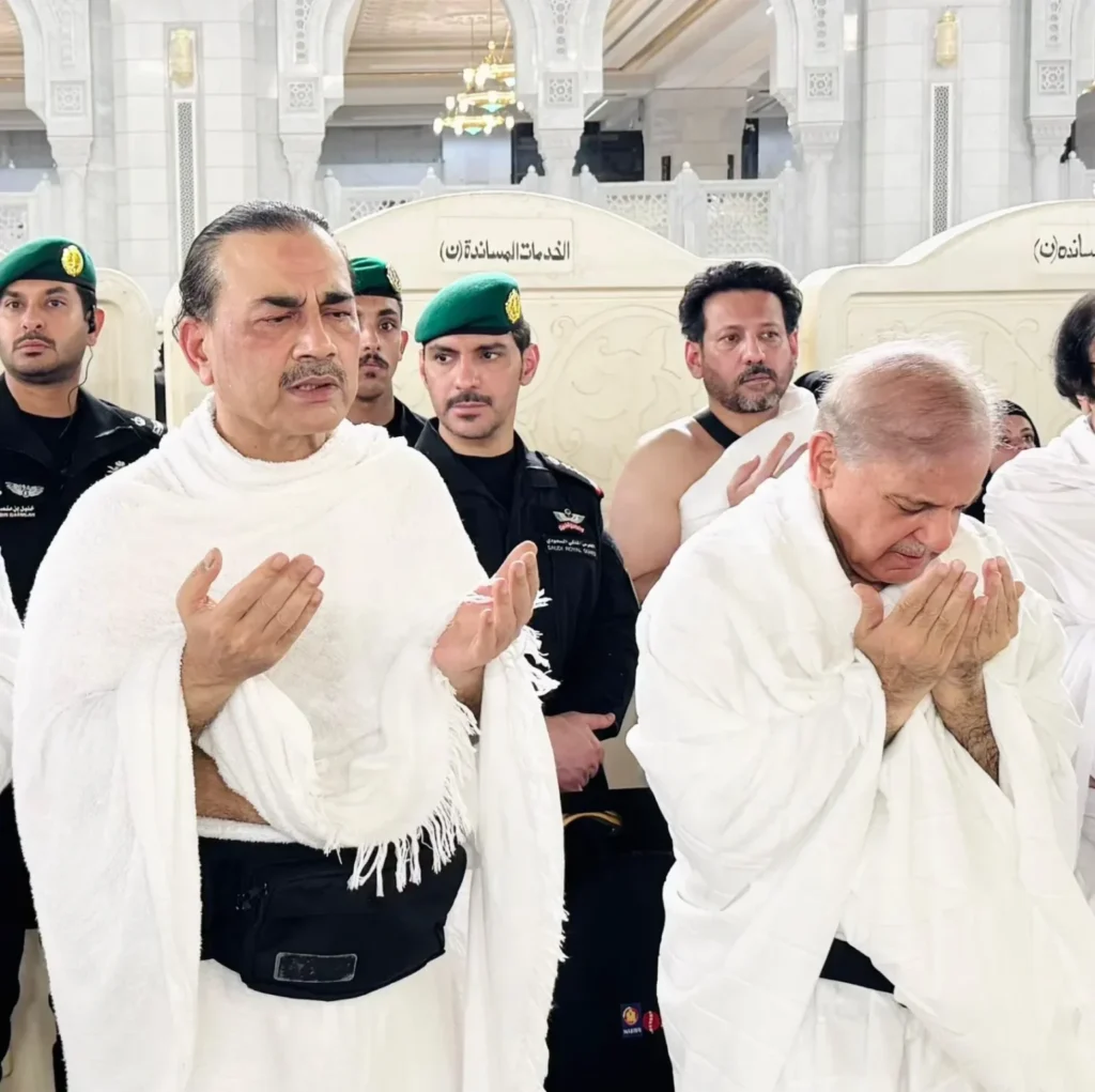 شهباز شريف يؤدي العمرة في مكة برفقة المشير عاصم منير والوفد الرسمي