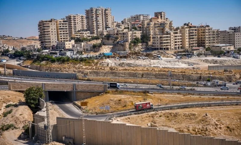 بريطانيا تطالب إسرائيل بوقف مشروع E1 الاستيطاني وتلوح بعقوبات جديدة