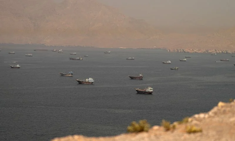 إيران وسلطنة عُمان تقتربان من اتفاق لإعادة فتح مضيق هرمز
