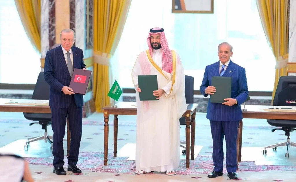 باكستان وتركيا والسعودية تتفق على ميثاق دفاع مشترك يعتبر أي هجوم اعتداءً على الدول الثلاث